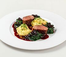 Медовая утиная грудка с ягодным соусом