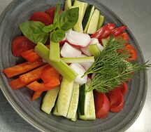 Тарелка свежих овощей