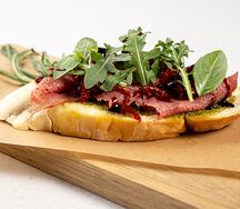 Брускетта с вяленой говядиной