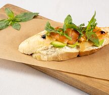 Брускетта с лососем