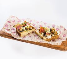 Брускетта с угрем, баклажаном и страчателлой