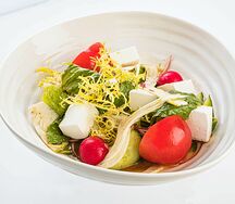 Овощной салат с брынзой и вялеными томатами