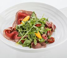 Салат ростбиф, руккола, манго и имбирный соус