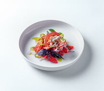 Салат из розовых томатов с базиликом