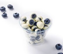 Голубика в белом шоколаде в стакане 