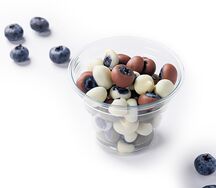Голубика в молочном и белом шоколаде в стакане 