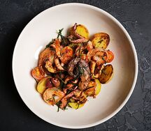 Обжаренные креветки, осьминог и кальмары