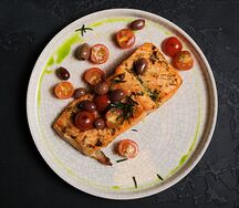 Большой кусок подкопченной карельской форели