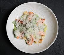 Салат Цезарь с копченым лососем