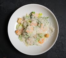 Салат Цезарь с креветками