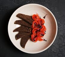 Камчатская нерка с ржаными тостами