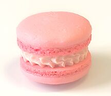 Макарон Клубничный милкшейк 