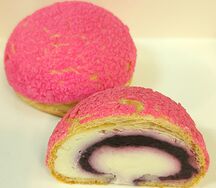 Пирожное Шу с заварным кремом и лесными ягодами