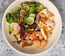 Теплый салат с морепродуктами