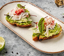 Брускетта с камчатским крабом и авокадо
