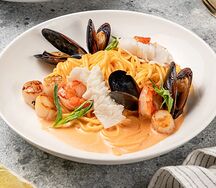 Спагетти с морепродуктами в соусе биск