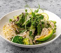 Зеленый салат с авокадо