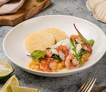 Скрэмбл со шпинатом, креветками и страчателлой