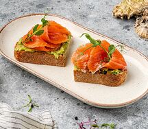 Брускетта с лососем и гуакамоле