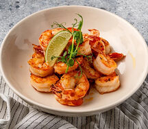 Чесночные креветки на сковороде