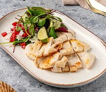 Кальмар гриль с чимичурри и микс салатом