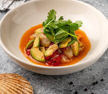 Севиче из гребешка с авокадо и малиной