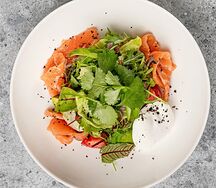 Со слабосоленым лососем, яйцом пашот и овощами