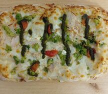 Пицца Цыплёнок с соусом песто