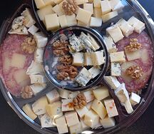 Сырная тарелка с орехами