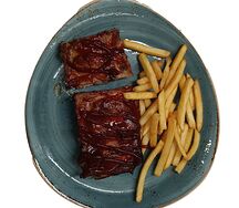 Свиные ребра с картофелем фри