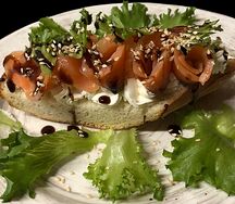 Брускетта с лососем