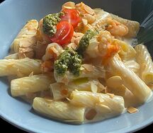 Ригатони с креветками, цукини и миндалём