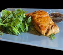 Лосось с микс-салатом