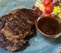 Стейк из свинины с овощами и картофелем бейби