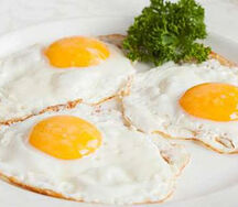 Яичница-глазунья из трех яиц