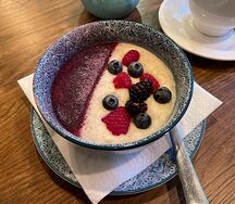 Овсяная каша с ягодами