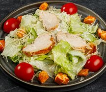 Салат Цезарь с куриной грудкой