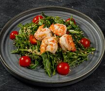 Салат с рукколой и креветками