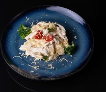 Паста с курицей и брокколи в сливочном соусе