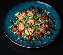 Салат с рукколой и креветками