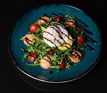 Салат из креветок и авокадо