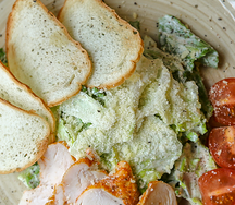 Салат Цезарь с курицей