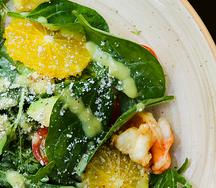 Теплый салат с креветками и авокадо