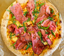 Пицца с ростбифом