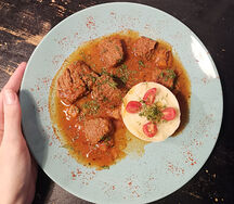 Говядина с овощами и травами томленная в печи