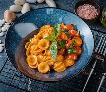 Макарошки с томатным соусом и сладкими помидорками черри