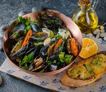 Мидии в соусе из белого вина с сельдереем