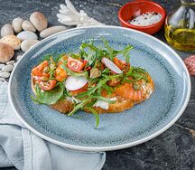 Брускетта с рикоттой и лососем гравлакс