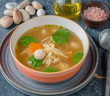 Куриный супчик с фрикадельками и шпинатом