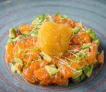 Тартар из лосося с щучьей икрой